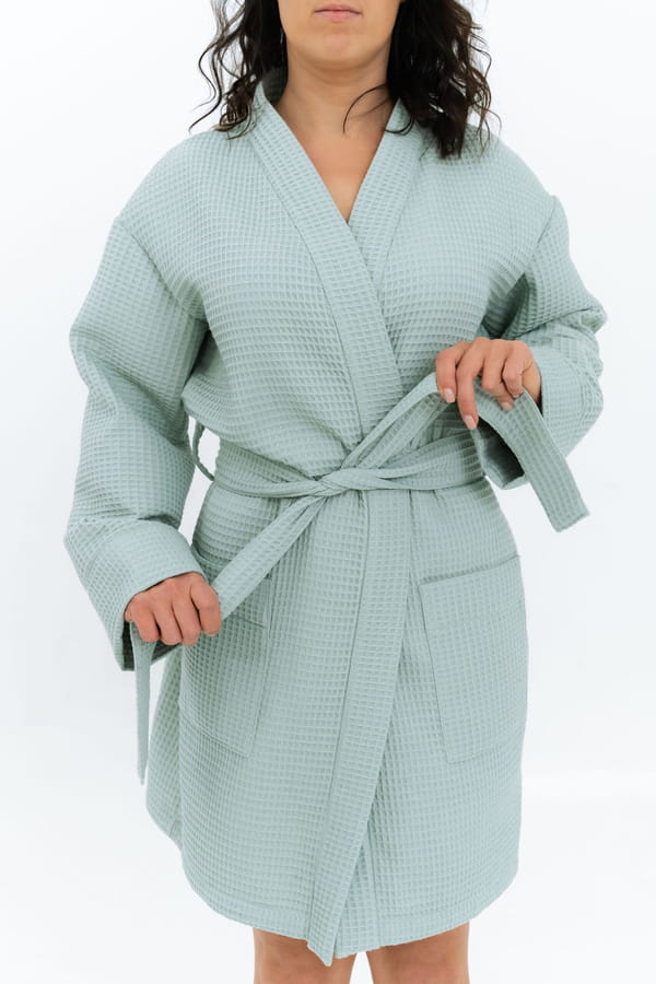 NUSS Damen-Kurzbademantel aus Baumwoll-Waffelstoff – SAGE GREEN / S-M
