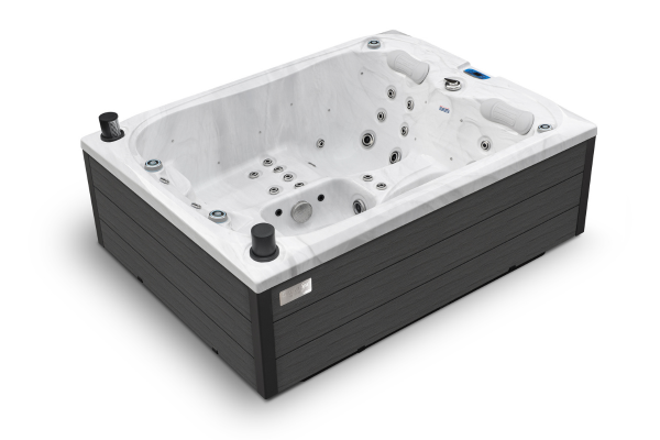 Moderner rechteckiger Whirlpool für draußen mit marmorierter weißer Innenwanne, dunkler Seitenverkleidung, Nackenstützen und zahlreichen Massagedüsen.